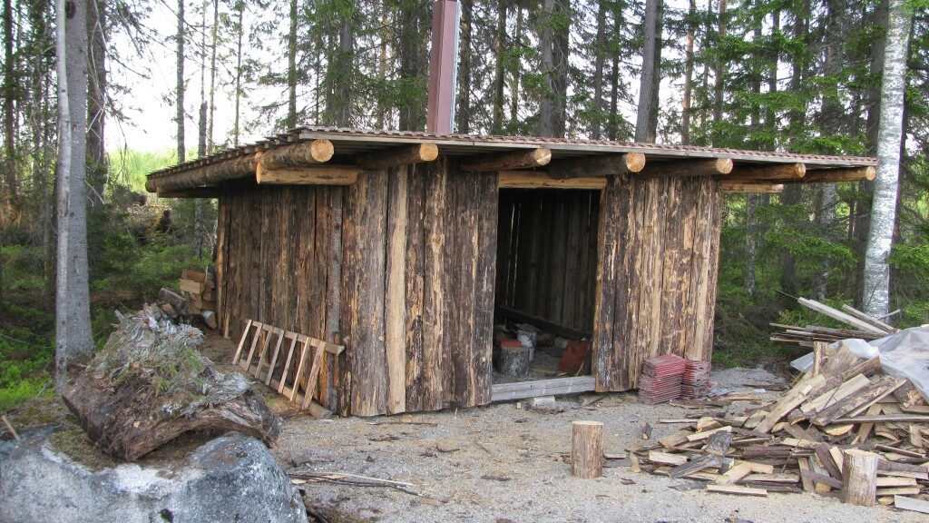 Hirsirakennus metsässä, Niinimäki
